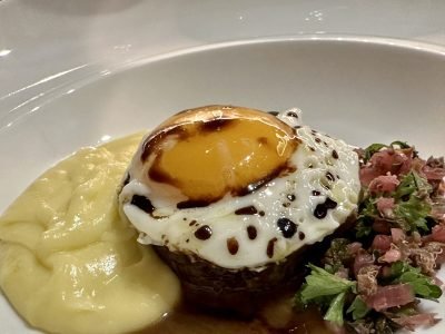 Pan de carne chino, sopa de miso, puré cremoso de papa y huevo frito