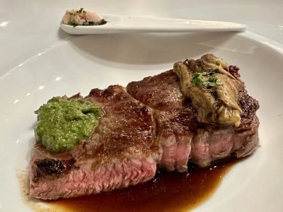 Ojo de bife, jugo de carne, crema de tuétano, berenjena asada y pesto.